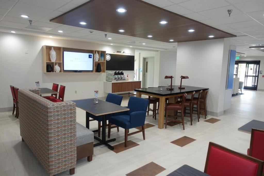 Holiday Inn Express & Suites Brentwood Esterno foto